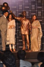 Akshay Kumar, Twinkle Khanna, Dimple Kapadia at Rajesh Khanna_s statue unvieled in Taj Land_s End, Mumbai on 10th Aug 2013 (112).JPG
